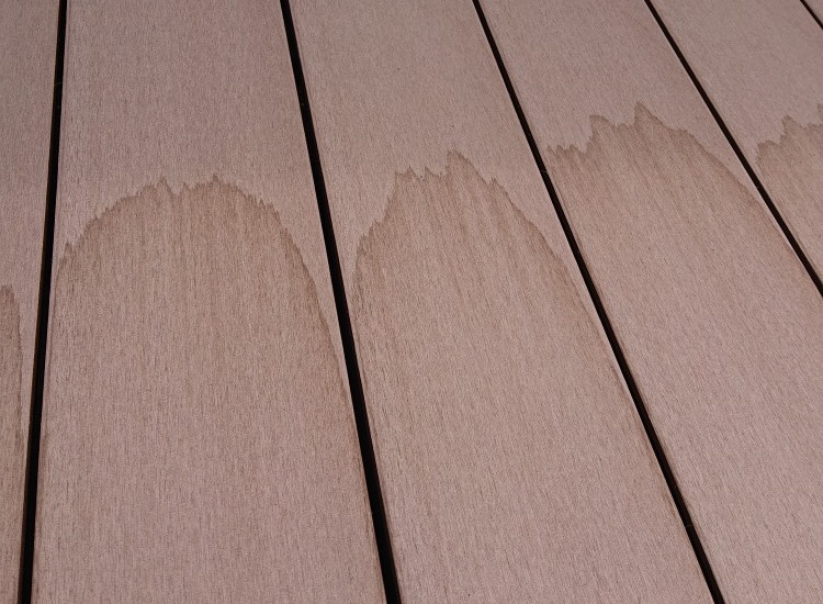 ウッドデッキ　シミ　雨シミ